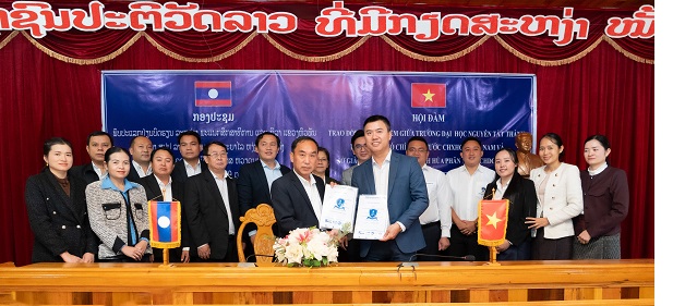 Trường ĐH Nguyễn Tất Thành trao 30 suất học bổng cho học sinh tỉnh Huaphanh (Lào), thắt chặt tình hữu nghị giữa hai quốc gia Việt Nam – Lào